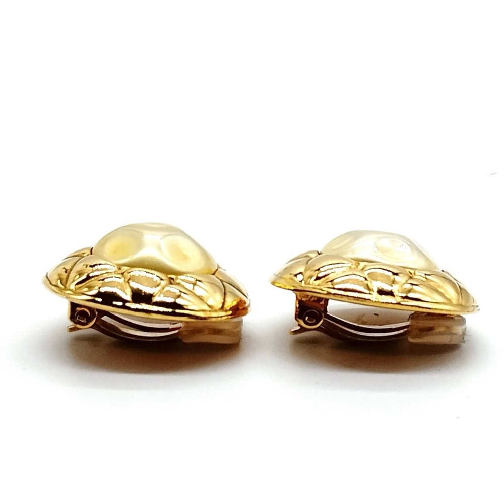 Vintage NIB Chanel Classic Baroque Pearl Quilted Edge Gold Round Clip Earrings - Picture 4 of 9
